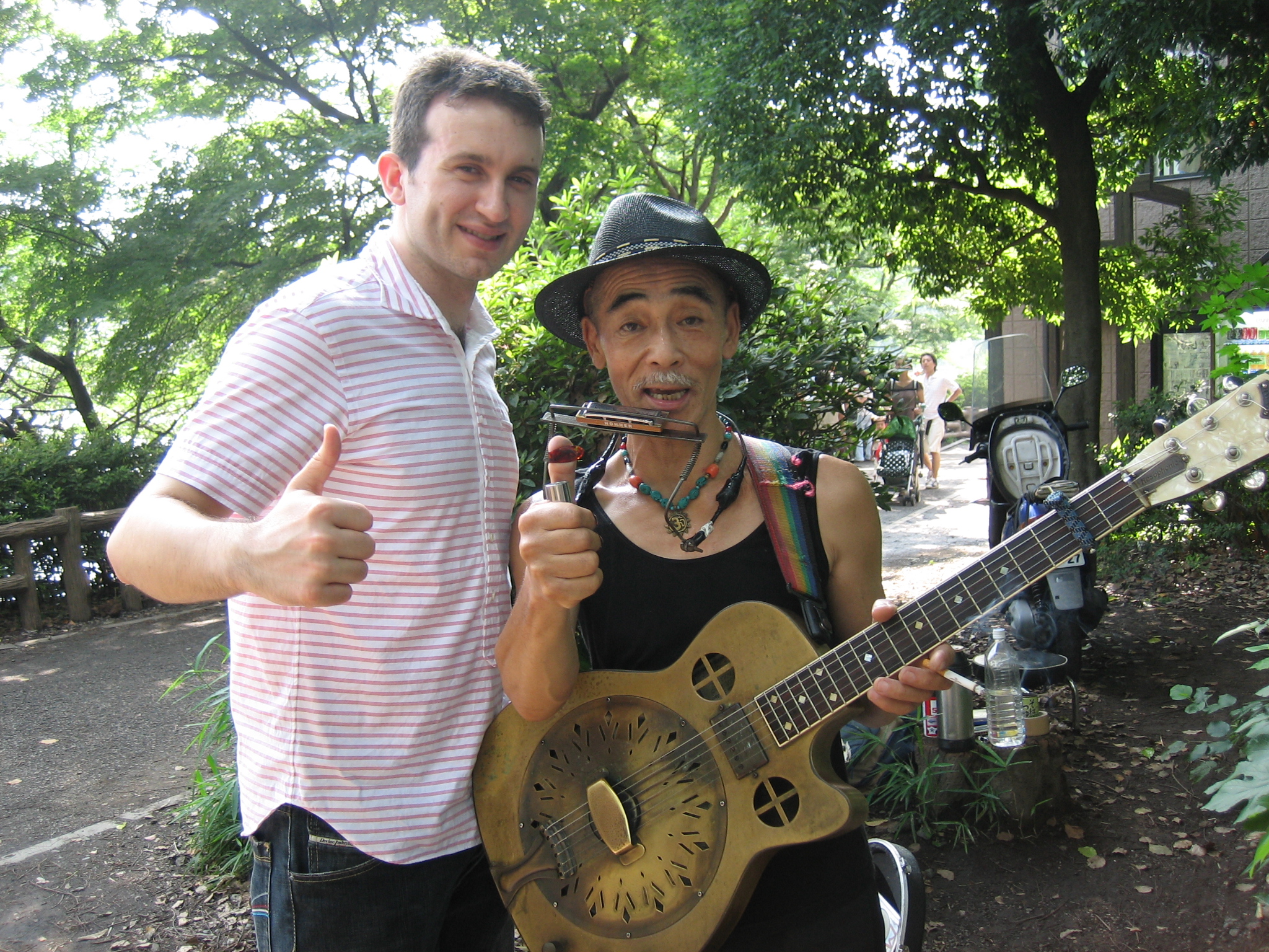 Retrato con el artista callejero Kan-chan